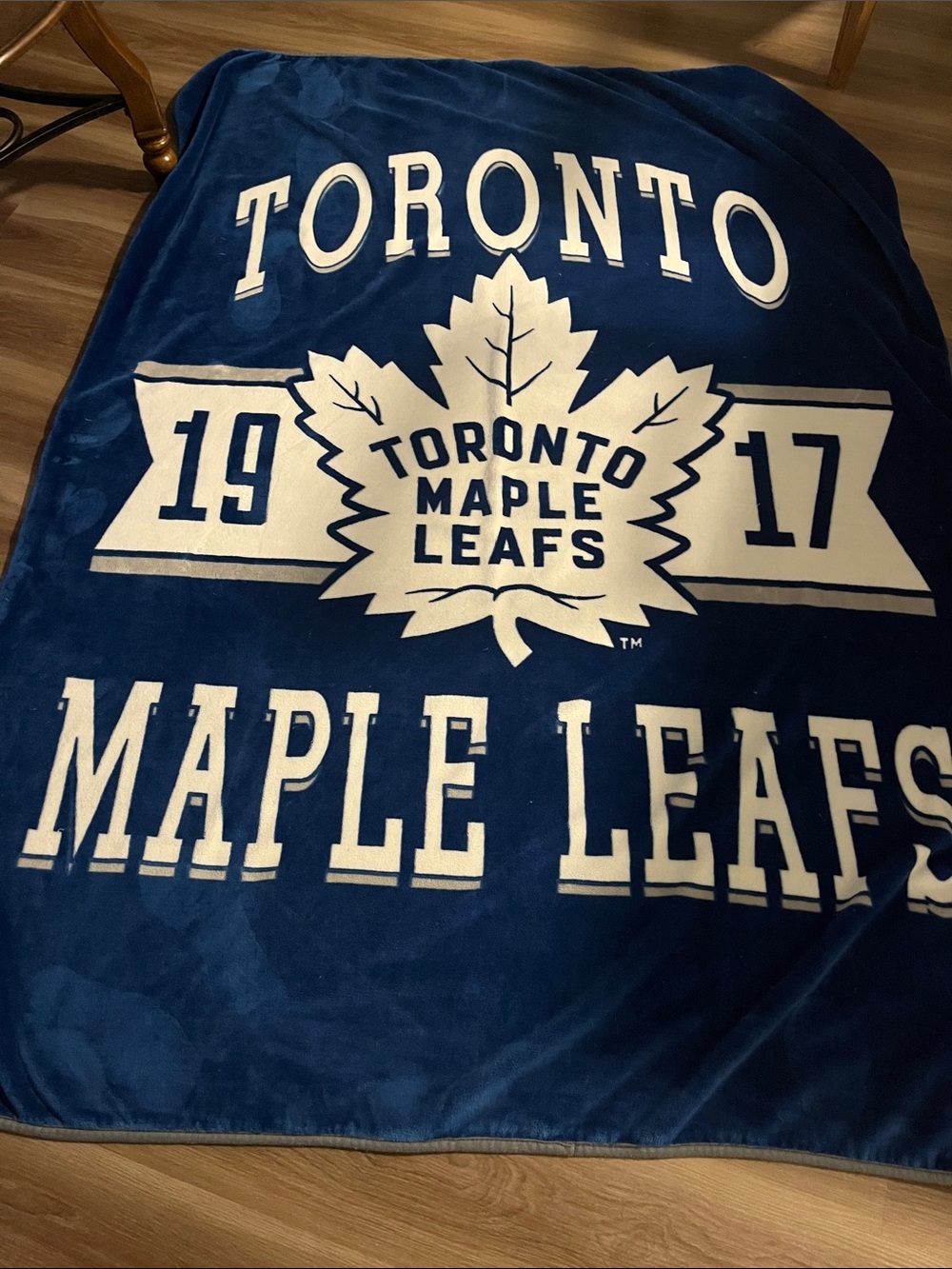 NHL Toronto Maple Leafs White on Navy Plush Throw Blanket 58”x75” Clean/Preowned
